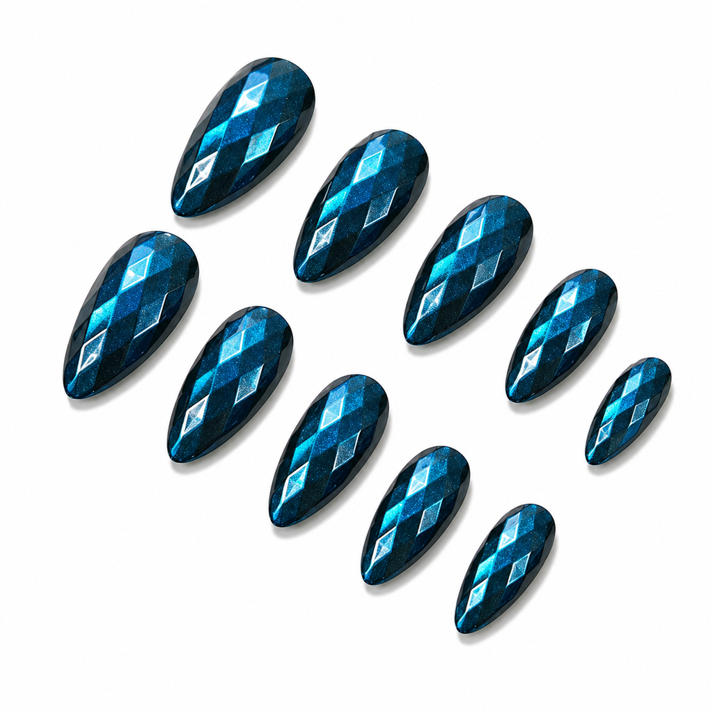 Set of 12 glossy, reusable press-on nails from 7AGAT made of ABS material, ideal for daily wear and special occasions.
