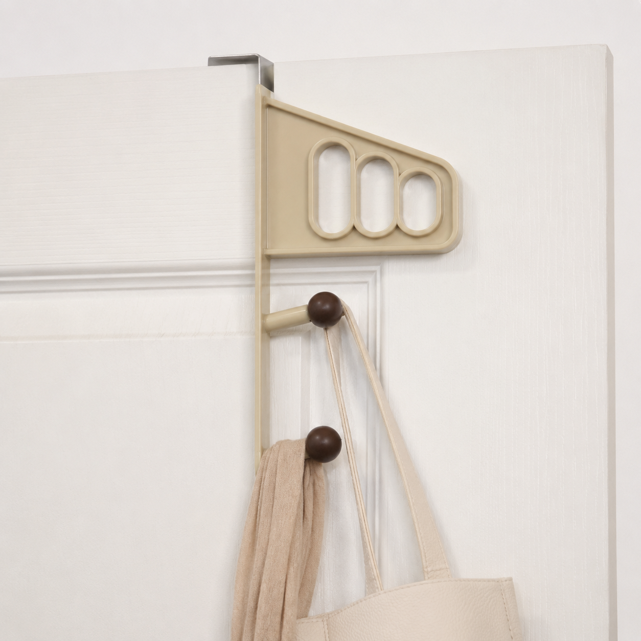 7AGAT over-the-door organizer rack with storage shelf and hooks, used for hanging clothes, keys, and accessories.